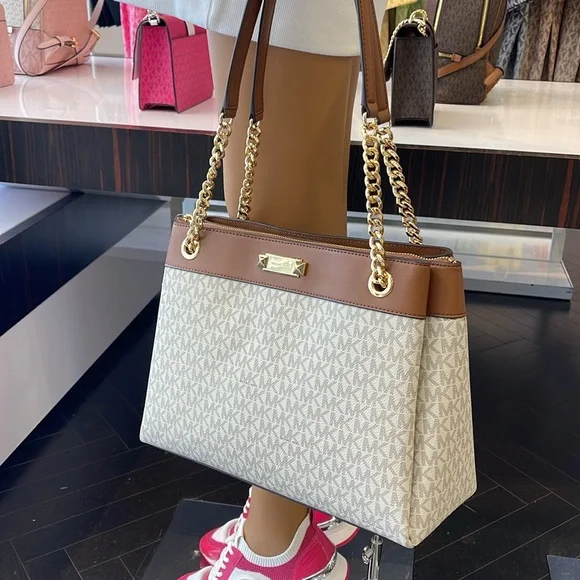 Michael Kors Whitney Medium Signature Logo Tote Bag
Vanilla
NWT - Picture 16 of 16